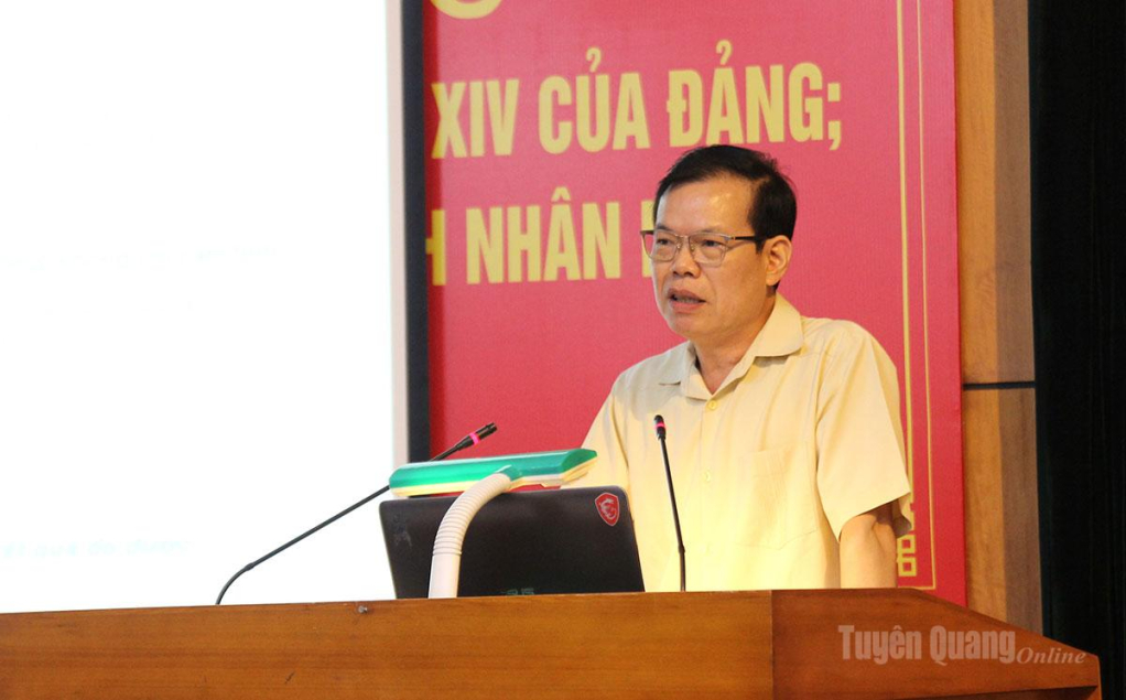 Đồng chí Triệu Tài Vinh, Phó Trưởng ban Tuyên giáo và Dân vận Trung ương phát biểu, tham luận tại hội thảo.