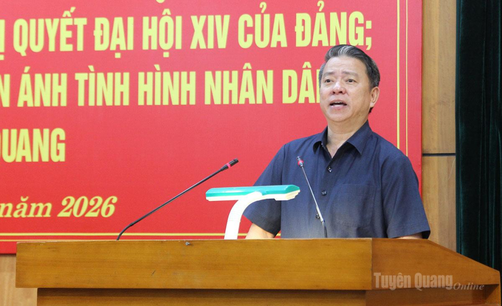 Đồng chí Trưởng ban Tuyên giáo và Dân vận Tỉnh ủy Trần Mạnh Lợi phát biểu tại hội thảo.