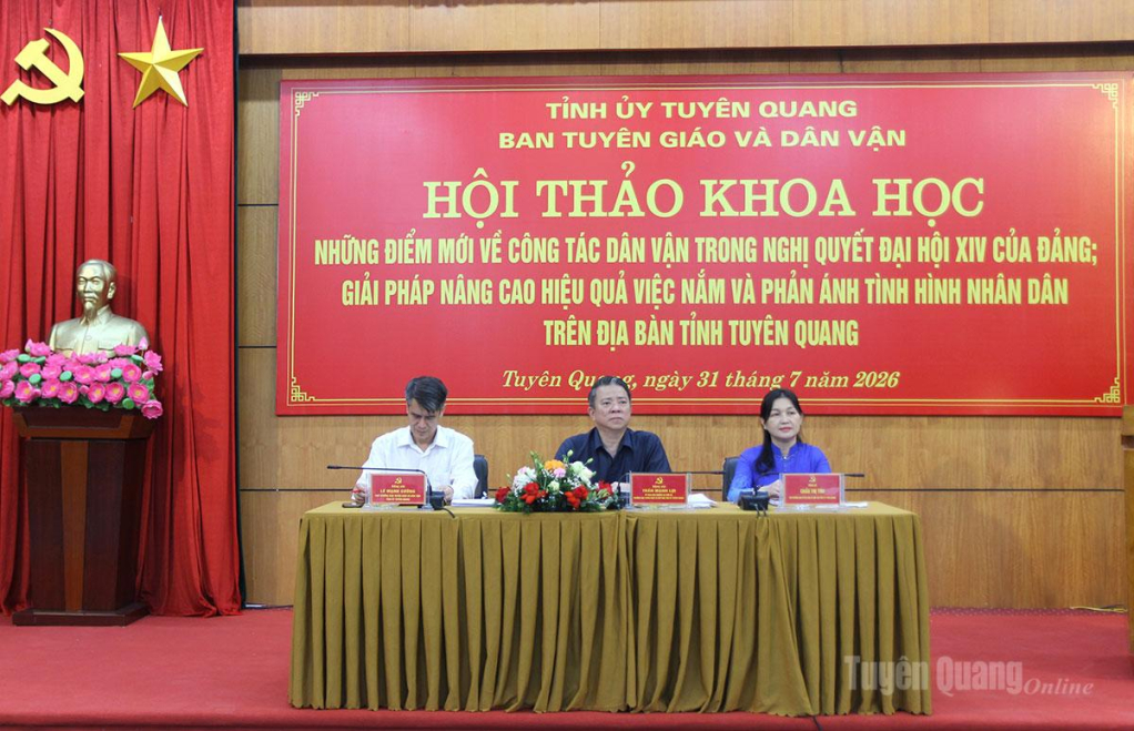 Các đồng chí lãnh đạo Ban Tuyên giáo và Dân vận Tỉnh ủy chủ trì phần tham luận.