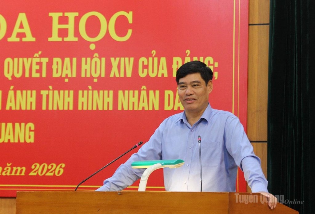Phó Giáo sư, Tiến sĩ Lê Văn Cường, Phó Viện trưởng Viện Xây dựng Đảng, Học viện Chính trị quốc gia Hồ Chí Minh tham luận tại hội thảo.