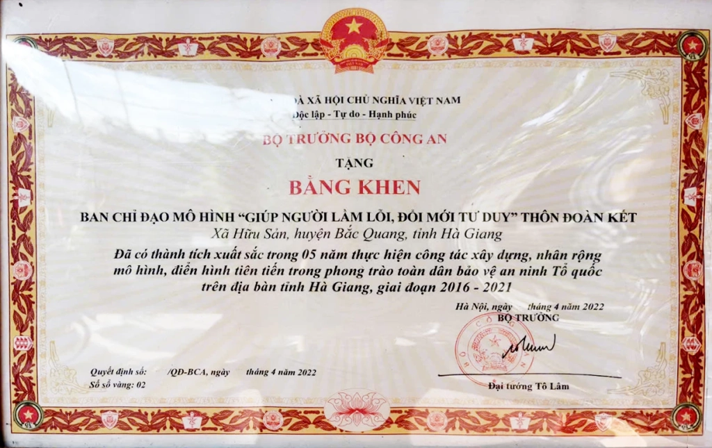 Tấm Bằng khen của Bộ trưởng Bộ Công an trao tặng cho mô hình “Giúp người lầm lỗi, đổi mới tư duy” thôn Đoàn Kết chính là bản tuyên ngôn giá trị cho sự phục thiện và nghệ thuật “dân vận khéo” của lực lượng Công an cơ sở.  