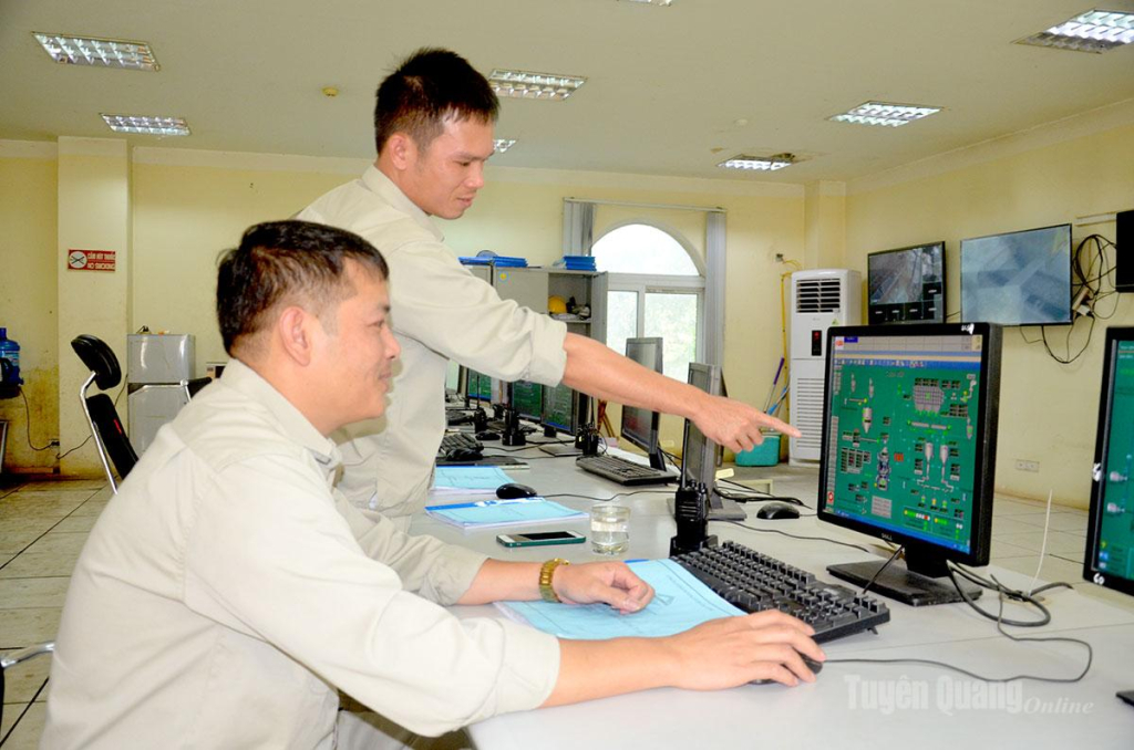 Cán bộ Công ty cổ phần xi măng Tân Quang điều hành sản xuất trên phần mềm.