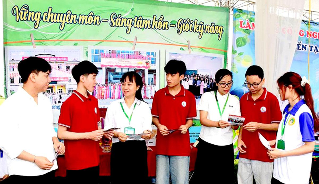 Giảng viên Trường ĐHTT trực tiếp tư vấn, định hướng nghề nghiệp cho học sinh THPT. Ảnh: Báo Tuyên Quang.