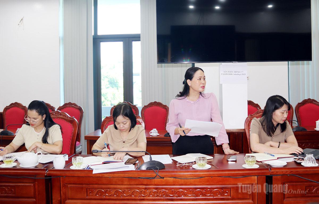 Lãnh đạo Báo và phát thanh, truyền hình tỉnh thành viên Đoàn giám sát thảo luận tại cuộc họp.