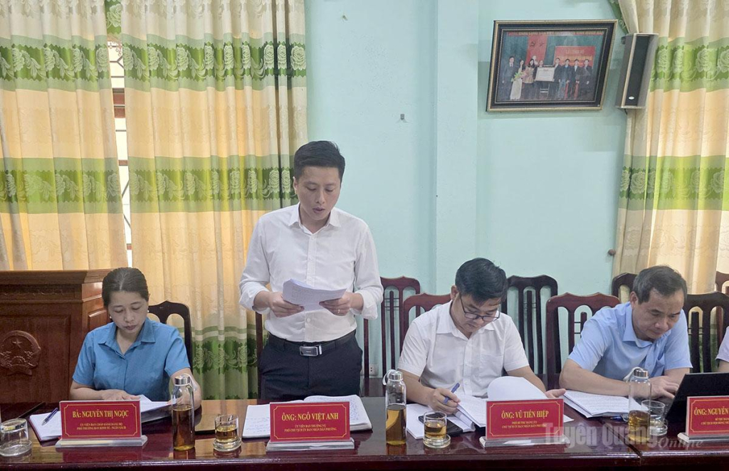 Lãnh đạo UBND phường Mỹ Lâm báo cáo tại buổi làm việc với Đoàn giám sát.