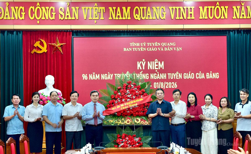 Đoàn công tác của Tỉnh ủy, HĐND, UBND, Ủy ban MTTQ Việt Nam tỉnh tặng hoa chúc mừng Ban Tuyên giáo và Dân vận Tỉnh ủy nhân kỷ niệm 96 năm Ngày truyền thống ngành Tuyên giáo của Đảng.
