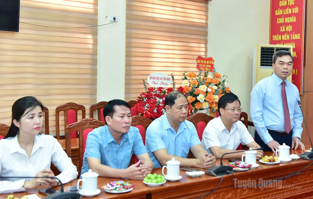 Đồng chí Ma Thế Hồng, Phó Bí thư Tỉnh ủy, Chủ tịch Ủy ban MTTQ Việt Nam tỉnh phát biểu chúc mừng Ban Tuyên giáo và Dân vận Tỉnh ủy.