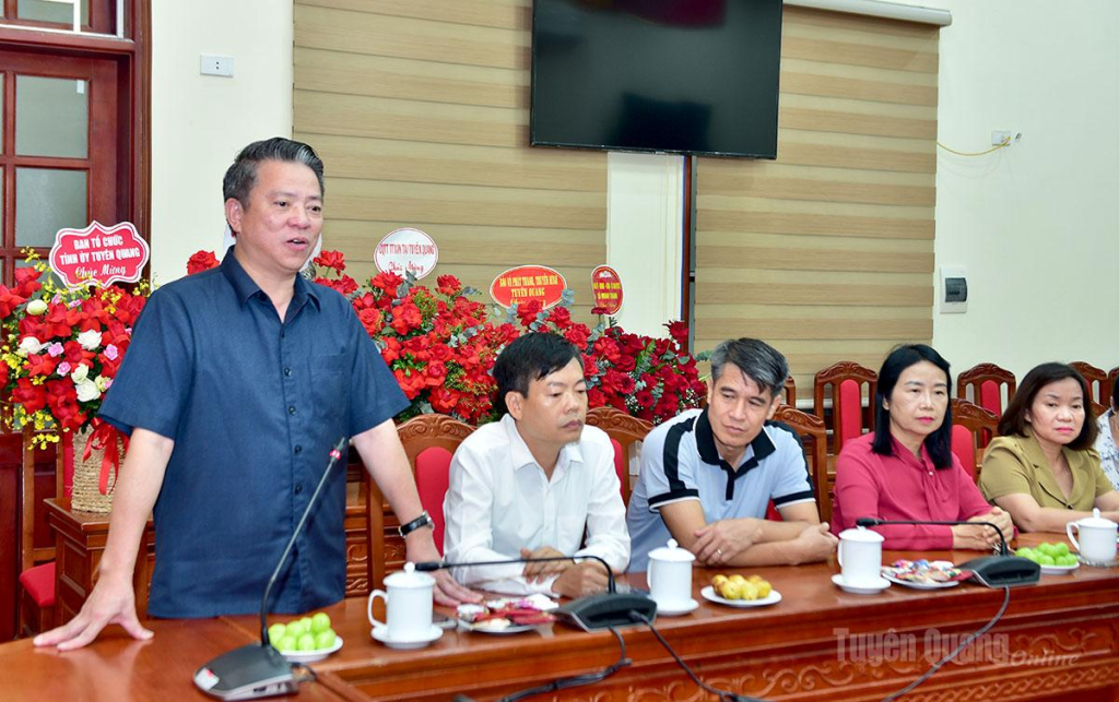 Đồng chí Trần Mạnh Lợi, Ủy viên Ban Thường vụ Tỉnh ủy, Trưởng ban Tuyên giáo và Dân vận Tỉnh ủy phát biểu cảm ơn đoàn công tác của Tỉnh ủy, HĐND, UBND, Ủy ban MTTQ Việt Nam tỉnh.