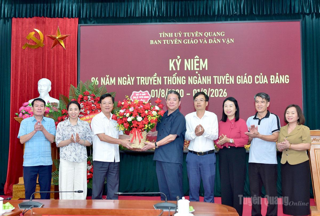 Đồng chí Trần Quang Minh, Ủy viên Ban Thường vụ Tỉnh ủy, Trưởng ban Tổ chức Tỉnh ủy tặng hoa chúc mừng Ban Tuyên giáo và Dân vận Tỉnh ủy.