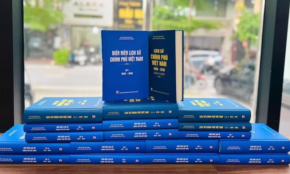 Hệ thống h&oacute;a tiến tr&igrave;nh ph&aacute;t triển của Ch&iacute;nh phủ Việt Nam qua hai bộ sử liệu đồ sộ