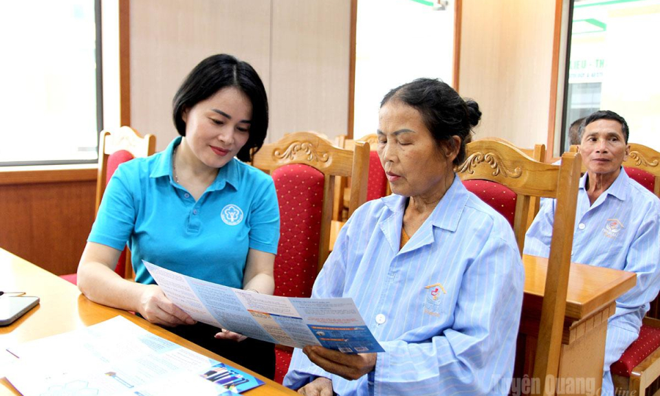 Gần 200 lượt người được tuy&ecirc;n truyền ch&iacute;nh s&aacute;ch bảo hiểm y tế
