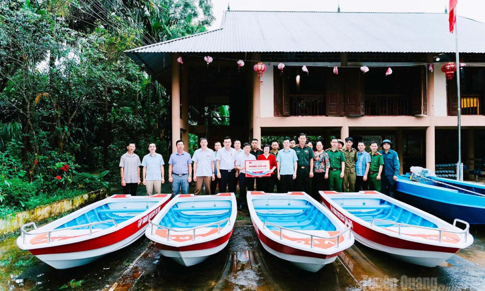 Cụm Thủy điện S&ocirc;ng L&ocirc; trao tặng xuồng cứu hộ cho x&atilde; Việt L&acirc;m