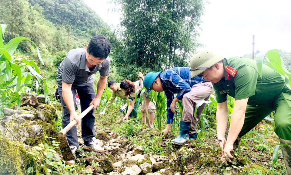 Mở đường tu&acirc;̀n tra bi&ecirc;n giới