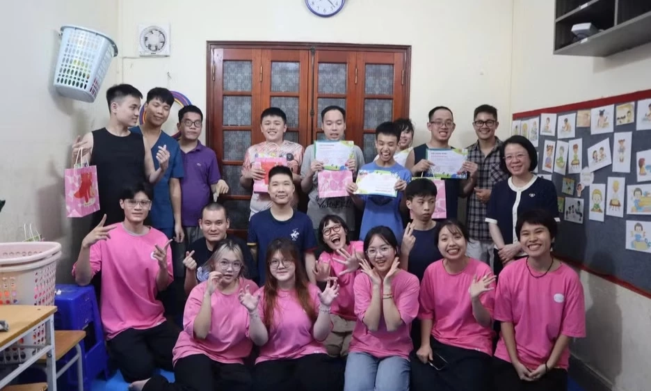 Từ lớp học nghệ thuật đến h&agrave;nh tr&igrave;nh tự tin h&ograve;a nhập của trẻ tự kỷ