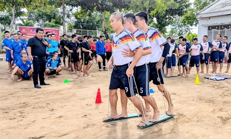 Ấm &aacute;p tr&ecirc;n h&agrave;nh tr&igrave;nh ho&agrave;n lương
