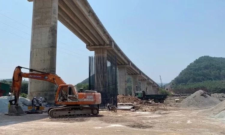 Tiếp tục cấm xe kh&aacute;ch từ 9 chỗ, xe tải từ 6 trục trở l&ecirc;n tr&ecirc;n cao tốc La Sơn-H&ograve;a Li&ecirc;n