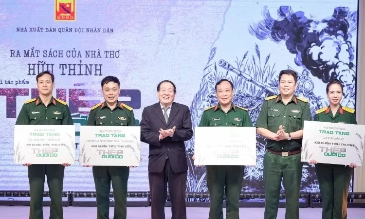 Ra mắt tiểu thuyết "Th&eacute;p dưới cỏ" của nh&agrave; thơ Hữu Thỉnh