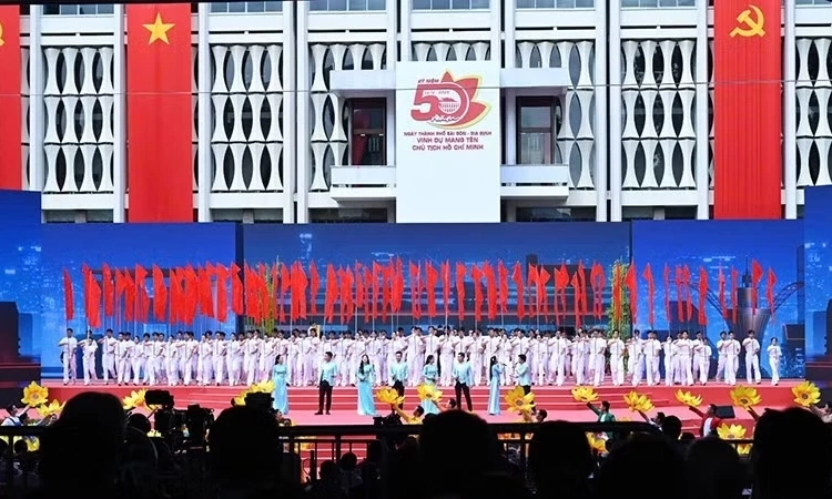 Ấn tượng chương tr&igrave;nh nghệ thuật &ldquo;Th&agrave;nh phố Hồ Ch&iacute; Minh - S&aacute;ng m&atilde;i t&ecirc;n Người&rdquo;