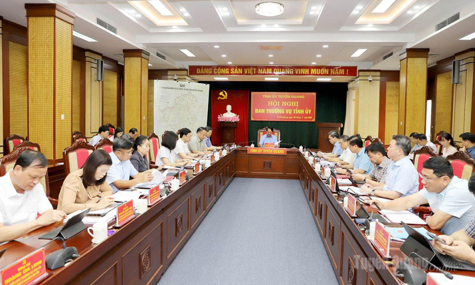 Triển khai thực hiện nghi&ecirc;m c&aacute;c quy định của ph&aacute;p luật, văn bản của Trung ương v&agrave; của tỉnh về c&ocirc;ng t&aacute;c ph&ograve;ng, chống thi&ecirc;n tai
