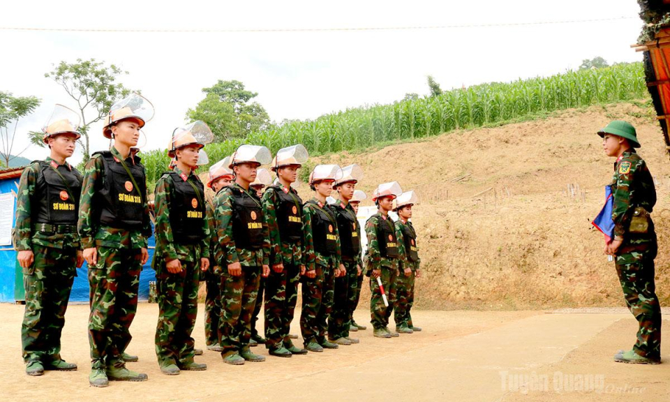 H&agrave;nh tr&igrave;nh gỡ m&igrave;n giữa v&ugrave;ng bi&ecirc;n Bạch Đ&iacute;ch