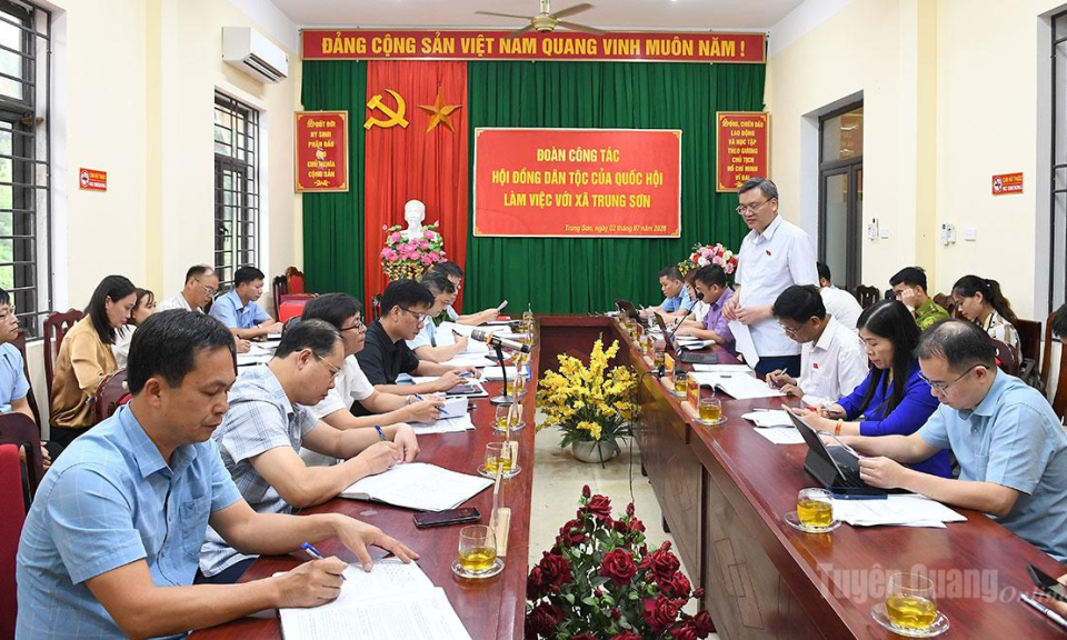 Đo&agrave;n c&ocirc;ng t&aacute;c Hội đồng D&acirc;n tộc của Quốc hội l&agrave;m việc tại một số địa phương