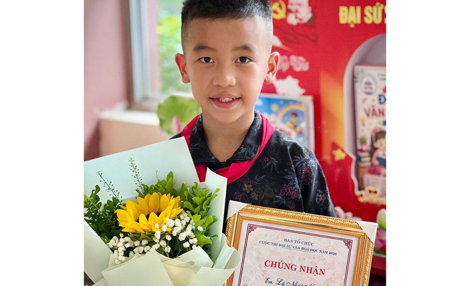 Cậu học tr&ograve; v&ugrave;ng cao lan tỏa t&igrave;nh y&ecirc;u đọc s&aacute;ch