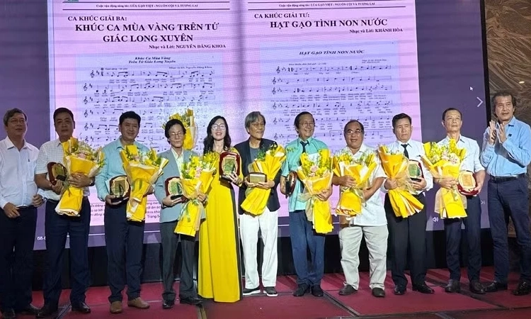 Trao giải Cuộc vận động s&aacute;ng t&aacute;c &ldquo;L&uacute;a gạo Việt - Nguồn cội v&agrave; tương lai&rdquo;