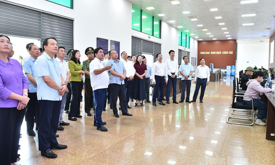 Ban Thường vụ Tỉnh ủy Tuy&ecirc;n Quang khảo s&aacute;t m&ocirc; h&igrave;nh cửa khẩu số v&agrave; bệnh viện th&ocirc;ng minh tại L&agrave;o Cai