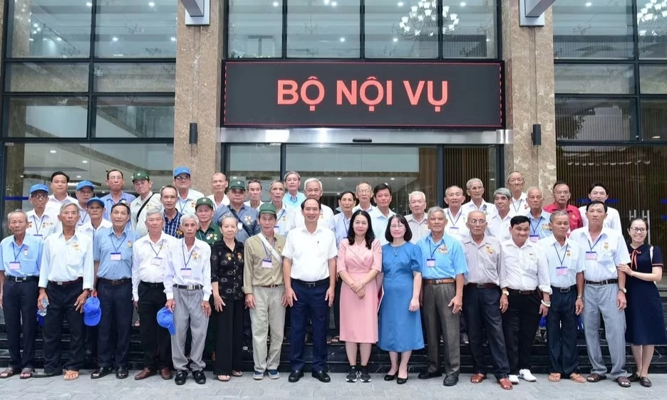 N&acirc;ng cao hơn nữa đời sống của người c&oacute; c&ocirc;ng với c&aacute;ch mạng