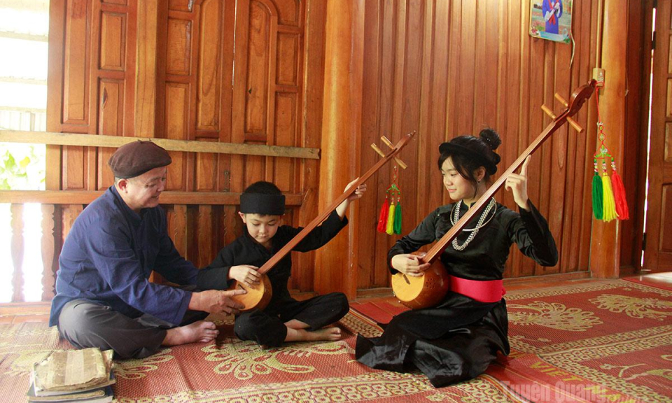 Thầy Then của bản