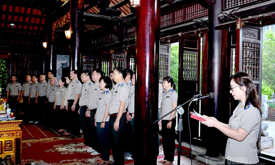 Lễ d&acirc;ng hương b&aacute;o c&ocirc;ng tại Đền thờ Chủ tịch Hồ Ch&iacute; Minh v&agrave; Khu di t&iacute;ch Bộ Tư ph&aacute;p