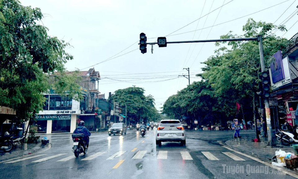 Cần sớm kh&ocirc;i phục hoạt động đ&egrave;n t&iacute;n hiệu giao th&ocirc;ng tr&ecirc;n Quốc lộ 2