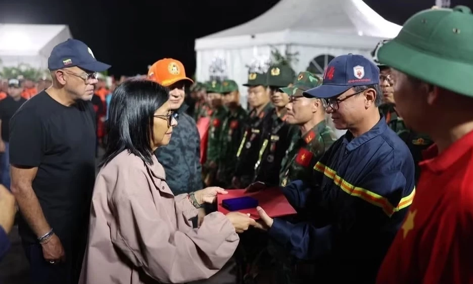 Việt Nam tiếp tục t&igrave;m kiếm nạn nh&acirc;n động đất tại Venezuela
