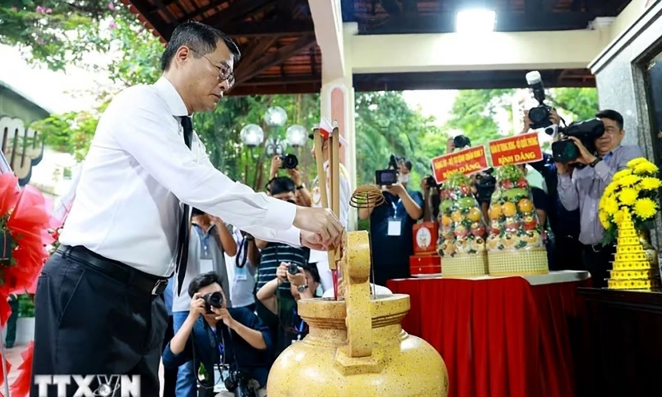 Thủ tướng dự Lễ triển khai t&igrave;m kiếm, quy tập h&agrave;i cốt liệt sỹ tại C&ocirc;ng vi&ecirc;n L&ecirc; Thị Ri&ecirc;ng