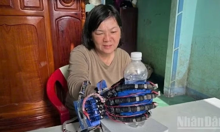 Học sinh chế tạo găng tay th&ocirc;ng minh tặng mẹ