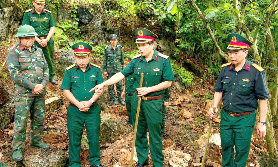 Ph&oacute; Ch&iacute;nh ủy Qu&acirc;n khu 2 kiểm tra c&ocirc;ng t&aacute;c quy tập h&agrave;i cốt liệt sĩ tại x&atilde; Thanh Thủy