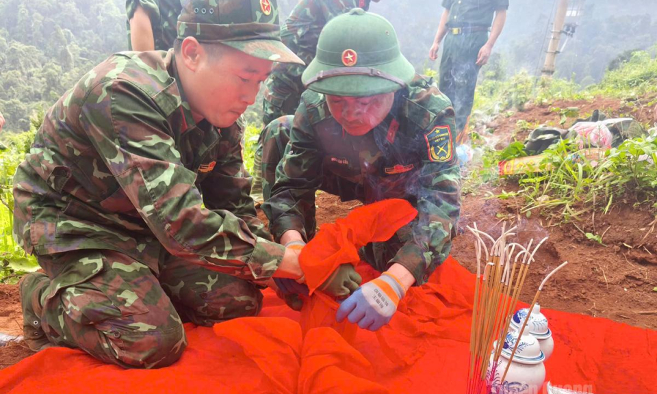 Quy tập 1 h&agrave;i cốt liệt sĩ v&agrave; 1 ng&ocirc;i mộ tập thể tại x&atilde; Minh T&acirc;n