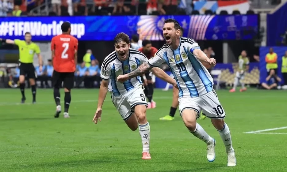 Messi ch&oacute;i s&aacute;ng gi&uacute;p Argentina lội ngược d&ograve;ng ngoạn mục trước Ai Cập
