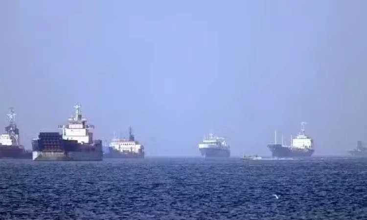 Xung đột tại Trung Đ&ocirc;ng: Ba t&agrave;u chở dầu bị tấn c&ocirc;ng tại eo biển Hormuz