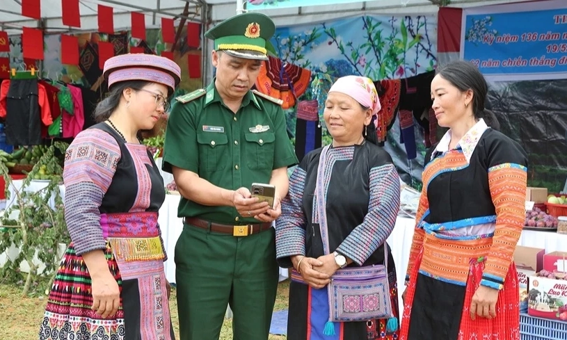 Những "thầy gi&aacute;o qu&acirc;n h&agrave;m xanh" của chuyển đổi số