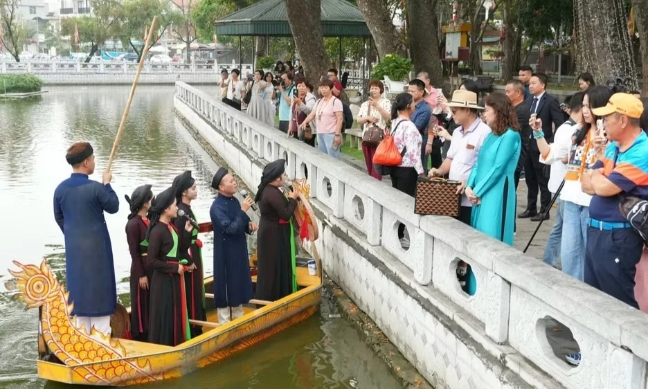 Sản phẩm nghệ thuật th&agrave;nh đ&ograve;n bẩy du lịch