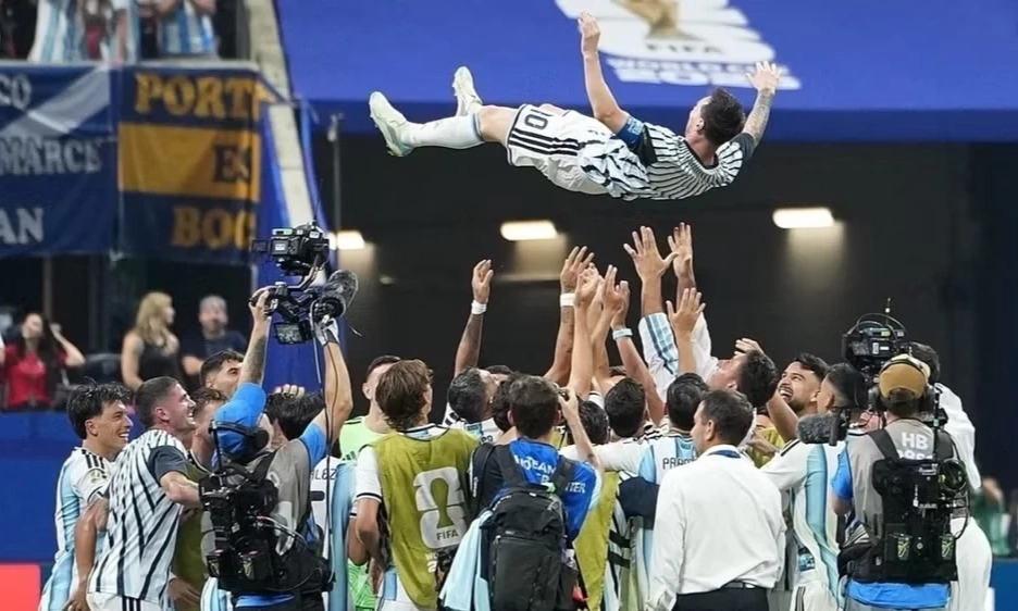 14 ph&uacute;t lội ngược d&ograve;ng kỳ diệu của Argentina
