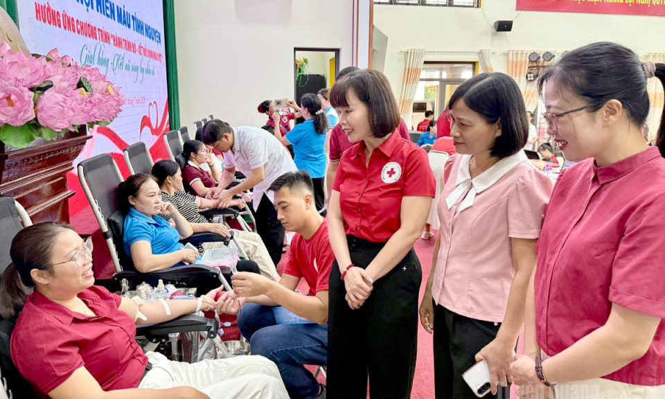 Hơn 600 t&igrave;nh nguyện vi&ecirc;n tham gia Ng&agrave;y hội hiến m&aacute;u tại Sơn Dương