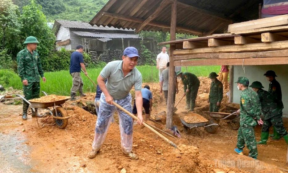 Lực lượng vũ trang x&atilde; Phố Bảng hỗ trợ người d&acirc;n khắc phục hậu quả mưa lớn