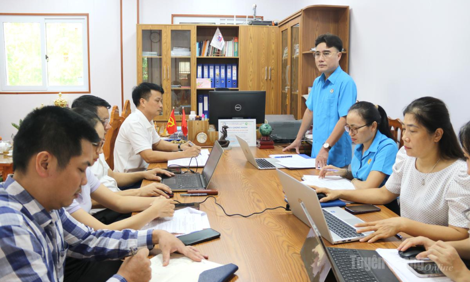 Đo&agrave;n gi&aacute;m s&aacute;t li&ecirc;n ng&agrave;nh l&agrave;m việc với Trường Tiểu học L&ecirc; Văn T&aacute;m