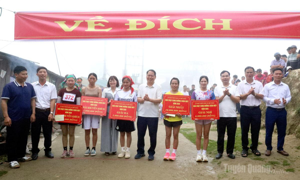 K&iacute;ch cầu du lịch ở Hồ Thầu