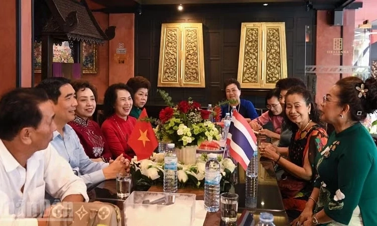 Đại sứ Việt Nam tại Th&aacute;i Lan gặp gỡ cộng đồng kiều b&agrave;o tại Phuket