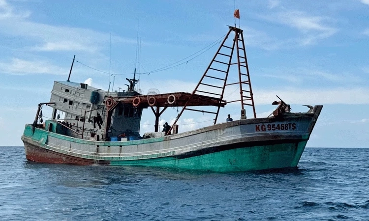 Cảnh s&aacute;t biển bắt giữ t&agrave;u c&oacute; dấu hiệu vi phạm về IUU