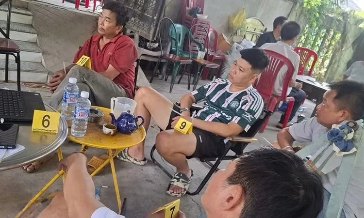 C&ocirc;ng an tỉnh Đồng Th&aacute;p triệt ph&aacute; điểm c&aacute; độ b&oacute;ng đ&aacute; với tổng số tiền hơn 1,3 tỷ đồng