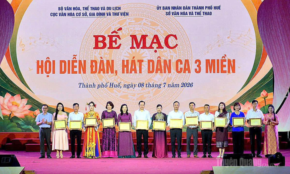 Tuy&ecirc;n Quang gi&agrave;nh 4 huy chương tại Hội diễn đ&agrave;n, h&aacute;t d&acirc;n ca 3 miền to&agrave;n quốc